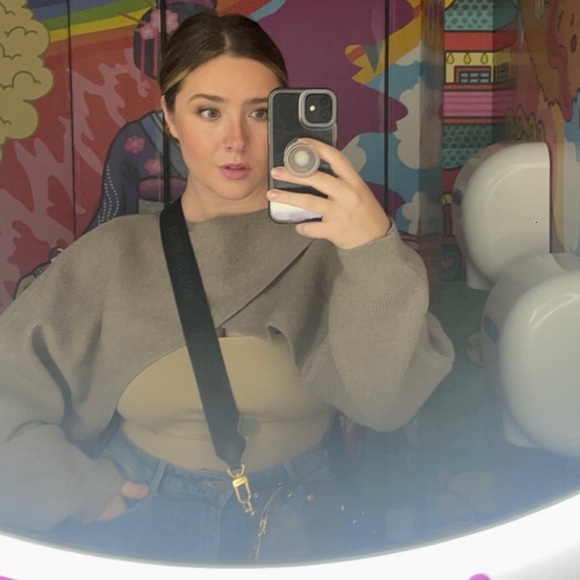 Meet your Posher, Madison - Picture 2 of 2